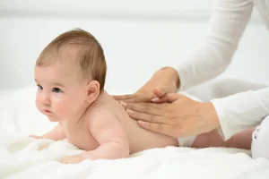 آیا ماساژ می‌تواند راه‌حلی برای یبوست نوزادان باشد؟