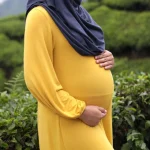 خانم باردار با لباس زرد رنگ