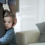 علت خجالتی بودن کودکان چیست و چگونه بر آن غلبه کنیم؟ خجالتی بودن کودکان