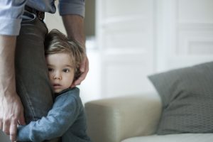 علت خجالتی بودن کودکان چیست و چگونه بر آن غلبه کنیم؟