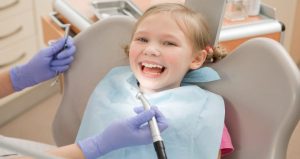 از کجا بفهمیم دندان کودک پوسیده شده؟ این ۷ علامت را بشناسید!✅【سال۱۴۰۴】❤️