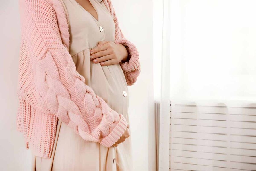 مادر باردار در حال دست کشیدن روی شکمش