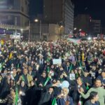 همخوانی مردم کرمان: پای این پرچم تا ابد هستیم