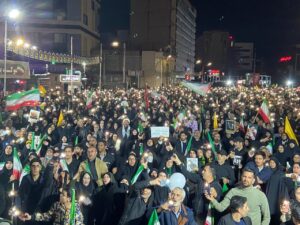 همخوانی مردم کرمان: پای این پرچم تا ابد هستیم