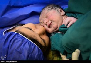 زایمان با شرط سکه؛ زیرمیزی سنگین برای مادران باردار