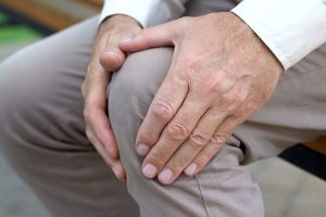 راه رفتن منظم به کاهش درد و بهبود حرکت زانوی مبتلا به آرتروز کمک می‌کند