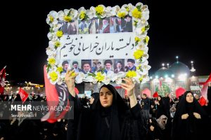 مراسم تدفین رهبر شهید در اربعین و تجدید بیعت زائران در حرم امام رضا(ع)